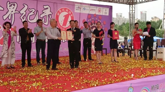 河南人民廣播電臺(tái)副臺(tái)長(zhǎng)翟國(guó)選代表主辦方接受挑戰(zhàn)成功認(rèn)證證書 河南人民廣播電臺(tái)副臺(tái)長(zhǎng)翟國(guó)選代表主辦方接受挑戰(zhàn)成功認(rèn)證證書