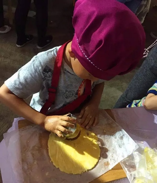 在爸爸媽媽的陪同下，親手制作餅干