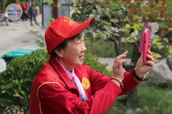 爺爺奶奶叔叔阿姨被盛運莊園的景致吸引，紛紛拍照留影