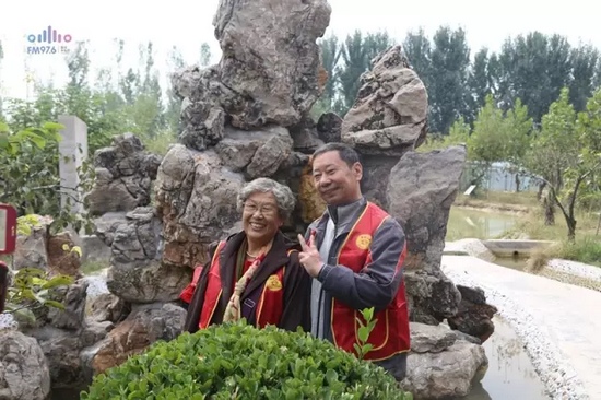 爺爺奶奶叔叔阿姨被盛運莊園的景致吸引，紛紛拍照留影