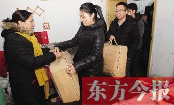 昨天下午，多位東方今報(bào)愛心讀者前往鄭州市困難戶家中贈(zèng)送棉被