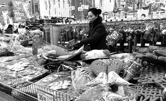 超市里，和春節(jié)相關(guān)的商品被擺放到了十分顯眼的位置