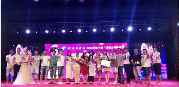 大賽總導演王軍嶺先生親臨現(xiàn)場，為報名點指導工作