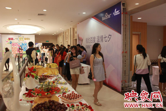 簽到入場,“貴族們”領(lǐng)取幸運(yùn)愛情號(hào)碼牌(男生福利,美女如云啊~) 簽到入場,“貴族們”領(lǐng)取幸運(yùn)愛情號(hào)碼牌(男生福利,美女如云啊~)