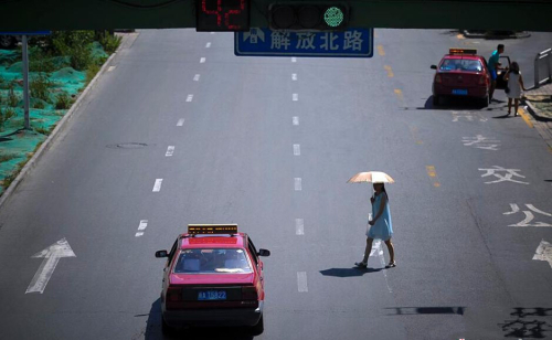 新疆高溫 沙子烤熟雞蛋交警鞋底 新疆高溫 沙子烤熟雞蛋交警鞋底