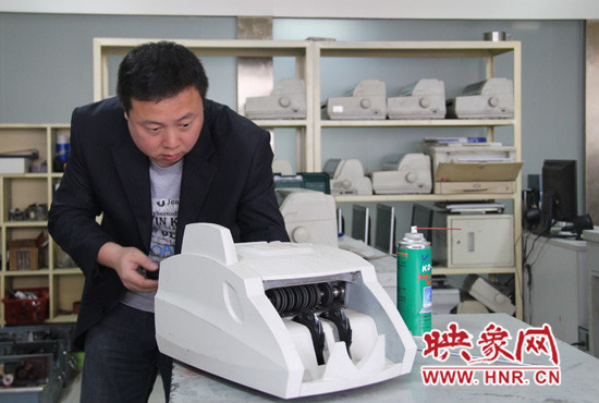 陸涌每天的工作就是和機(jī)器“談心”、發(fā)現(xiàn)故障、修好它們。