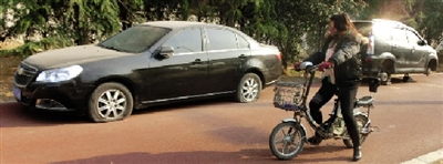 緊臨西三環(huán)一小區(qū)門口停的轎車,8輛車車胎被扎 緊臨西三環(huán)一小區(qū)門口停的轎車,8輛車車胎被扎