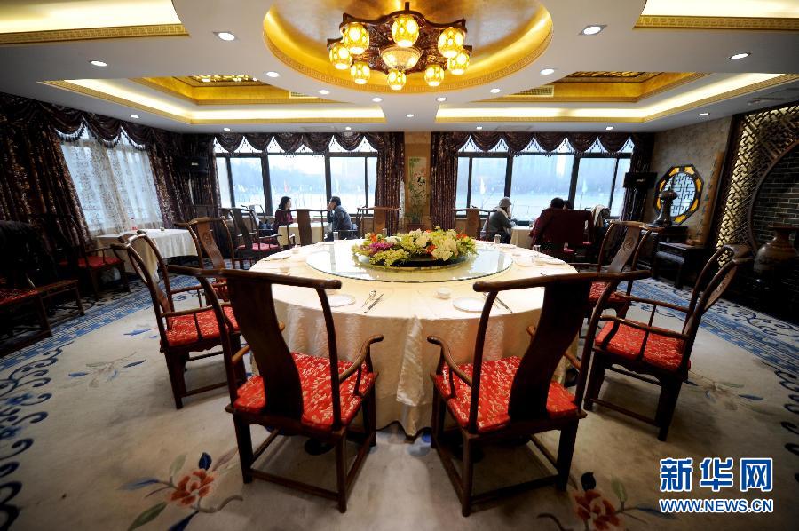 　1月15日，游客在北京紫竹院公園內(nèi)的問(wèn)月樓喝茶聊天。