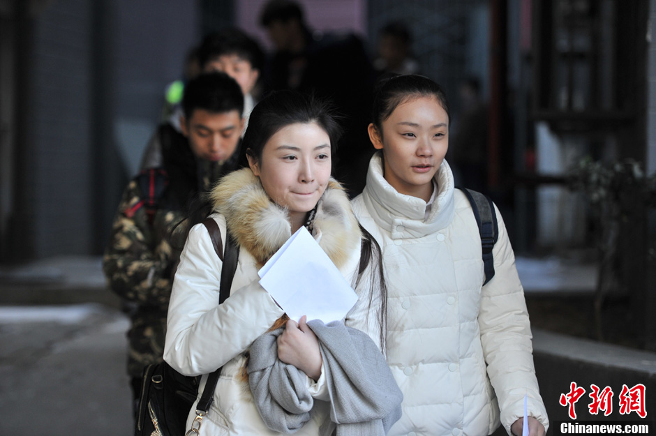 圖為表演系考生走出考場。