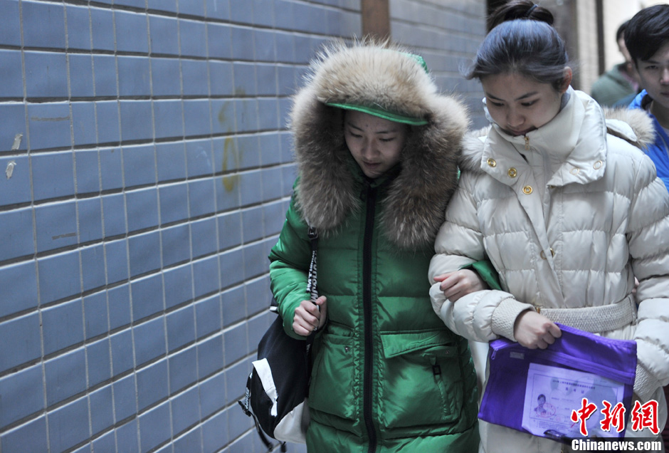 圖為表演系考生走出考場。