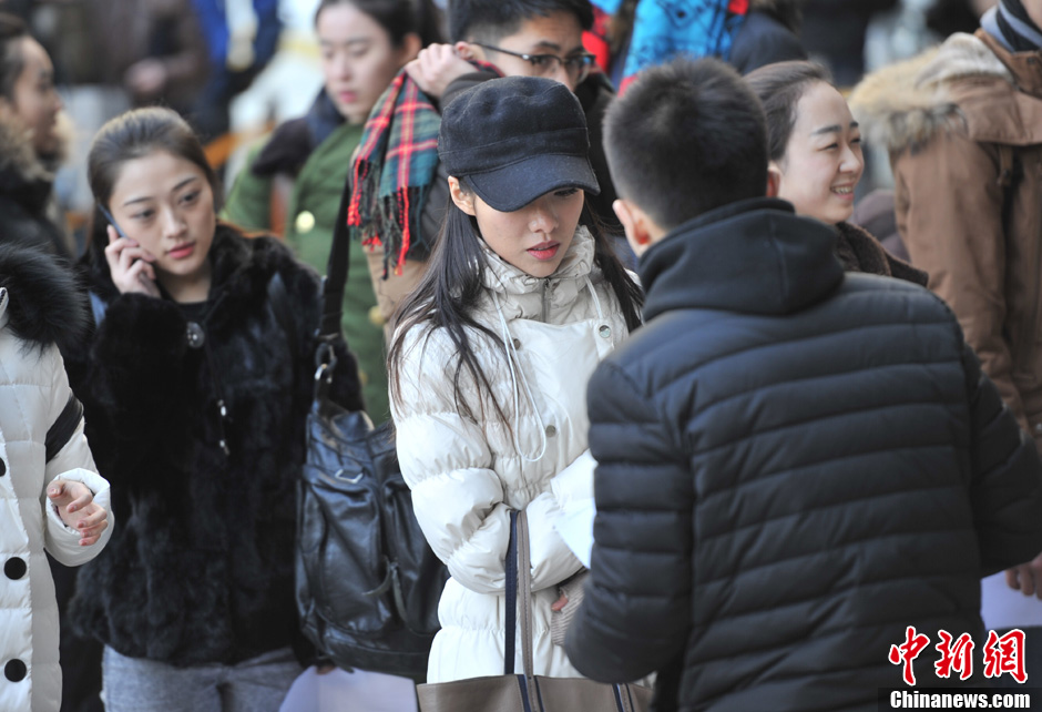 圖為表演系考生走出考場。