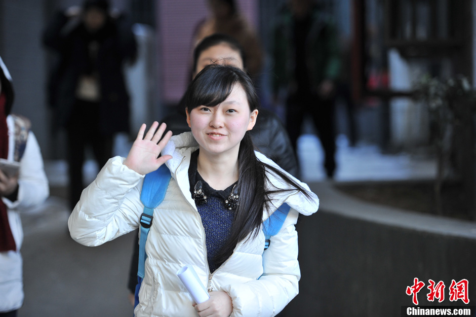 圖為表演系考生走出考場。