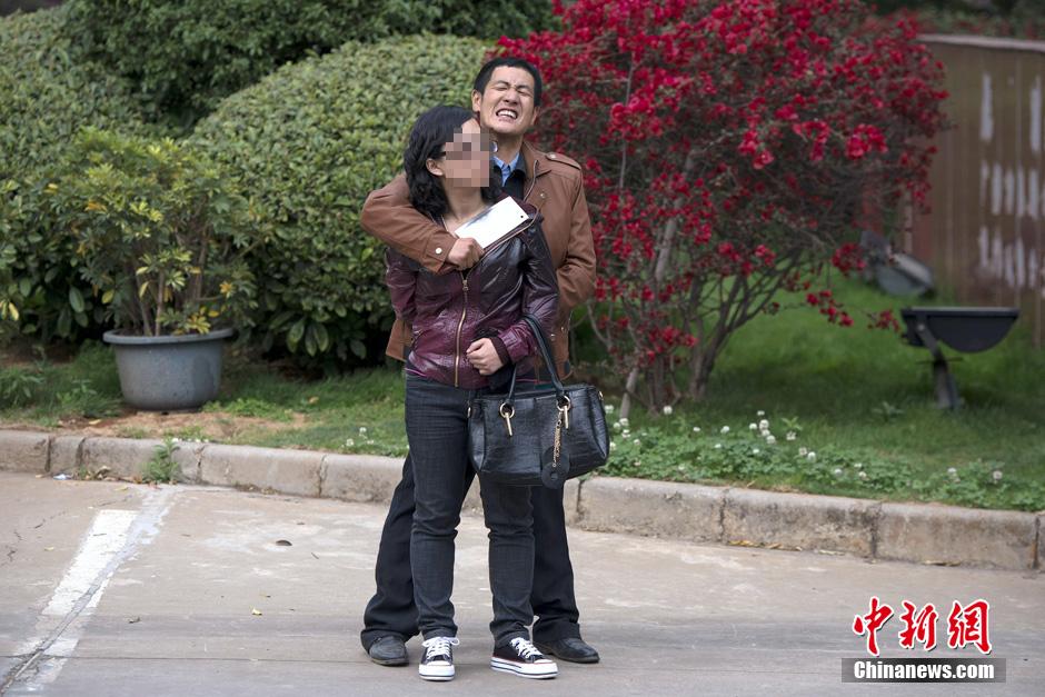 4月8日，劫持者與警方對(duì)峙。