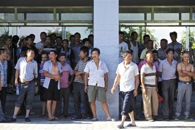 近200名農(nóng)民工為討薪辦公樓埋鍋?zhàn)鲲垏麻_發(fā)商 近200名農(nóng)民工為討薪辦公樓埋鍋?zhàn)鲲垏麻_發(fā)商