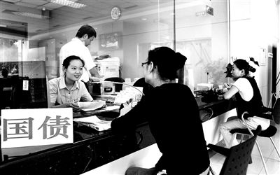 由于網(wǎng)銀和柜臺同時開售，部分銀行網(wǎng)點甚至來不及賣出一筆就發(fā)現(xiàn)額度全部被搶光供圖/視覺中國