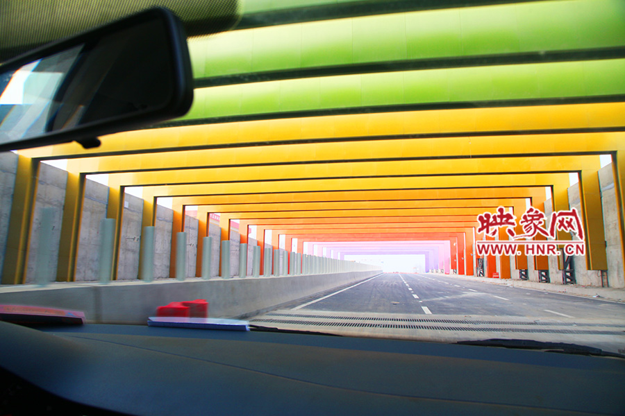 出隧道光線變化由暗到明。