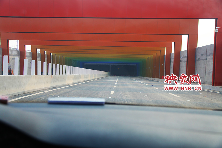 進(jìn)隧道時，由明到暗。