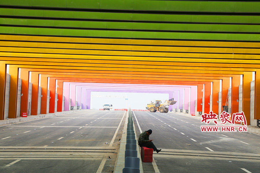 圖為一工人在隧道內(nèi)休息。