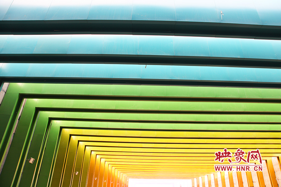 線條的明暗變化令人感覺夢幻般神奇。