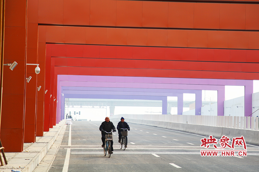 兩位老人騎自行車通過。