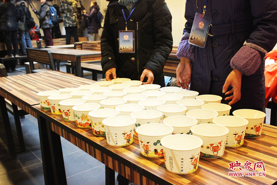 施粥人員準備了一次性飯盒，方便市民攜帶。