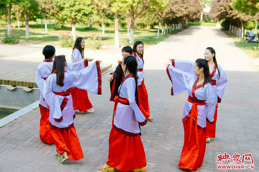 走遍校園的每個角落，只為你能盡可能將有關(guān)的記憶都帶走。