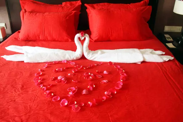 情人節(jié)最溫暖告白！84歲老人包下整樓示愛老伴