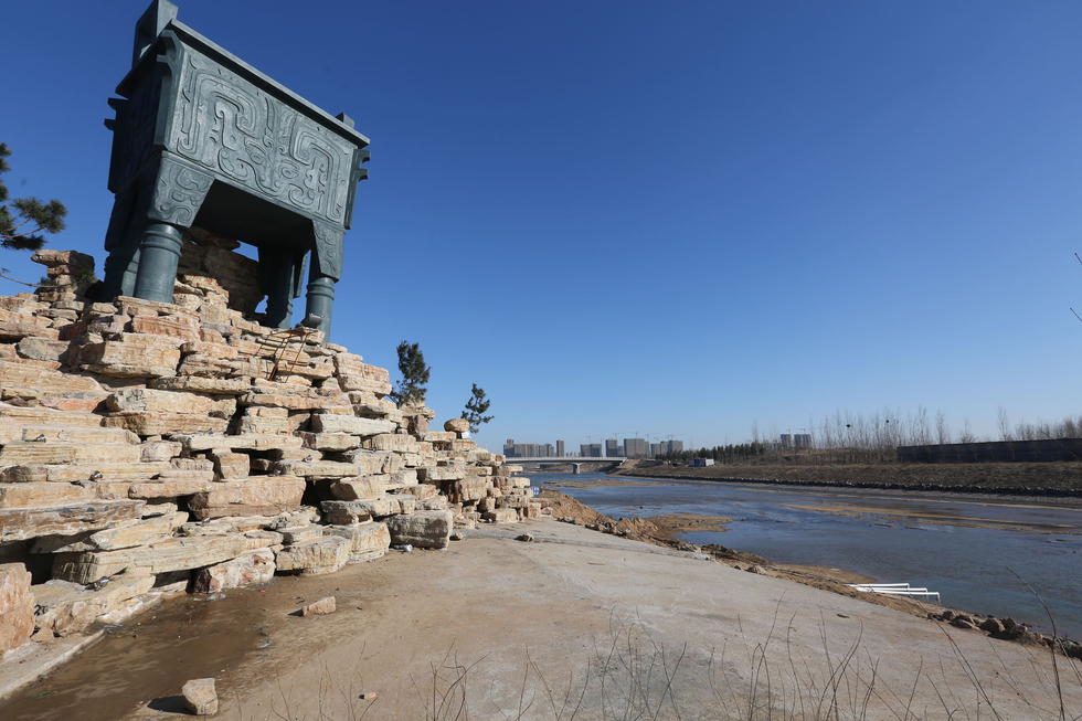 鄭州河邊建十米高銅鼎無防護(hù) 網(wǎng)友:不怕淹了？