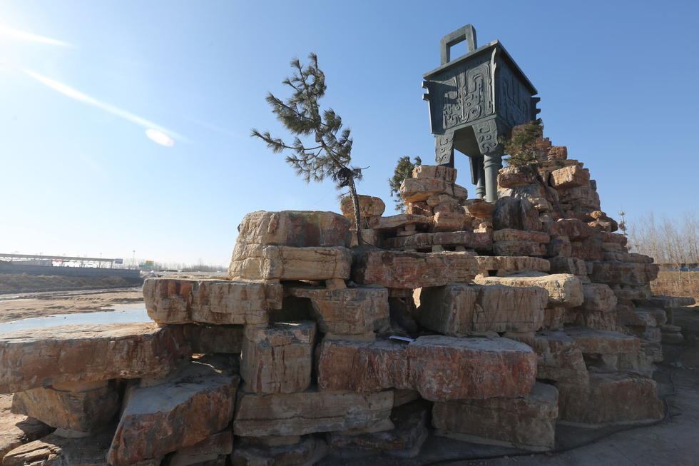 鄭州河邊建十米高銅鼎無防護(hù) 網(wǎng)友:不怕淹了？