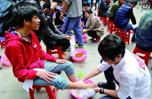 高管為員工洗腳 高管為員工洗腳