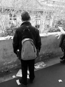 “娃在湖南上大學，馬上就要畢業(yè)了，所以我經(jīng)常在網(wǎng)上瀏覽咸陽、西安的招聘信息，想讓他畢業(yè)后留在我和他媽身邊……”3月14日，秦都區(qū)人才交流中心在區(qū)政府二樓舉辦招聘會，一名50多歲的“求職者”吸引了不少人的目光。據(jù)悉，此次招聘會共有市內(nèi)外112家企業(yè)參加，提供就業(yè)崗位3200個。