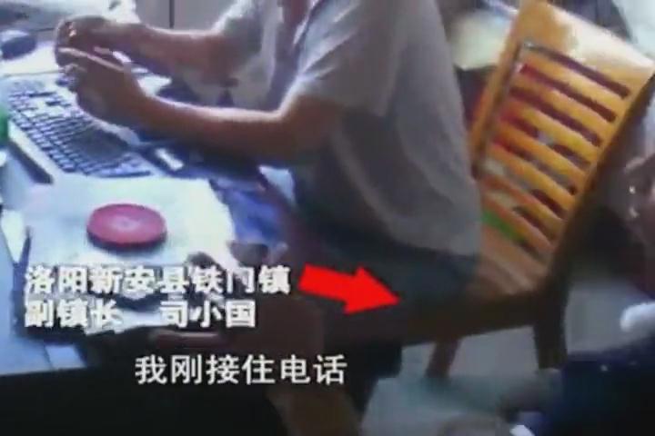 鎮(zhèn)長喝暈當眾撕記者證