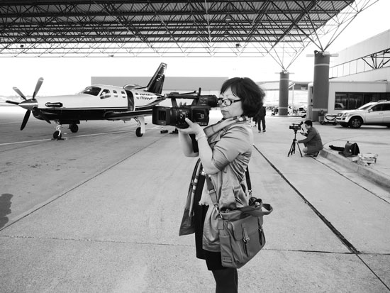 河南電視臺(tái)都市頻道報(bào)道部主管時(shí)舜英拍攝孟菲斯國(guó)際機(jī)場(chǎng)