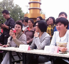 百姓調(diào)解員在現(xiàn)場擔任評委點評 百姓調(diào)解員在現(xiàn)場擔任評委點評