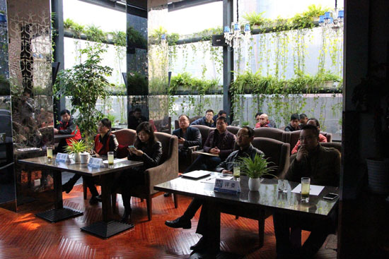 《創(chuàng)業(yè)星工廠》第二季海選現(xiàn)場(chǎng)，評(píng)委們認(rèn)真聽(tīng)取創(chuàng)業(yè)者的項(xiàng)目介紹