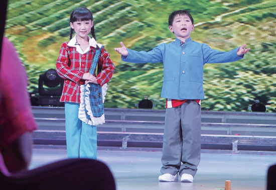 孩子們的表演有模有樣，讓人忍俊不禁