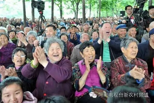 藝術(shù)家賣力演出，觀眾高聲叫好