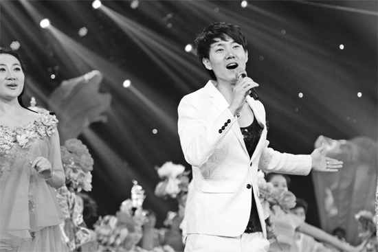 在青歌賽頒獎(jiǎng)盛典上，王晰的超炫男低音再次引爆全場(chǎng)