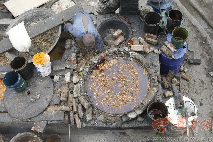 陜西一養(yǎng)豬場(chǎng)偷煉泔水油 廠主:泔水養(yǎng)豬油賣錢 陜西一養(yǎng)豬場(chǎng)偷煉泔水油 廠主:泔水養(yǎng)豬油賣錢